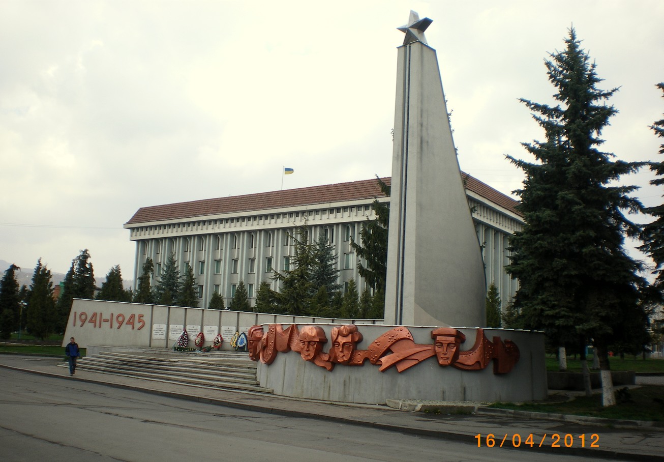 монумент радянським воїнам Хуст